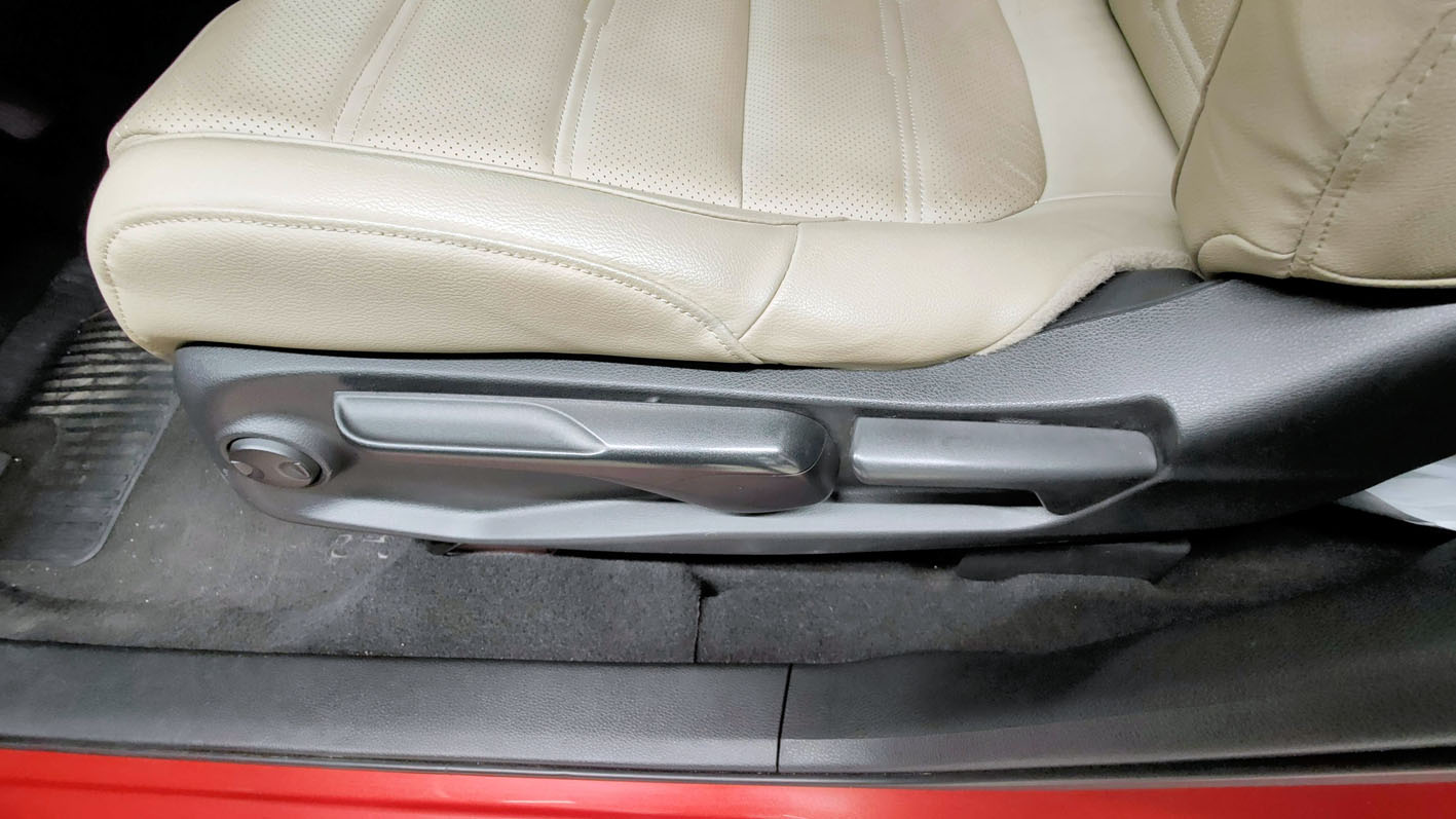 Honda CR-V Hybrid detalle regulación manual asiento conductor.