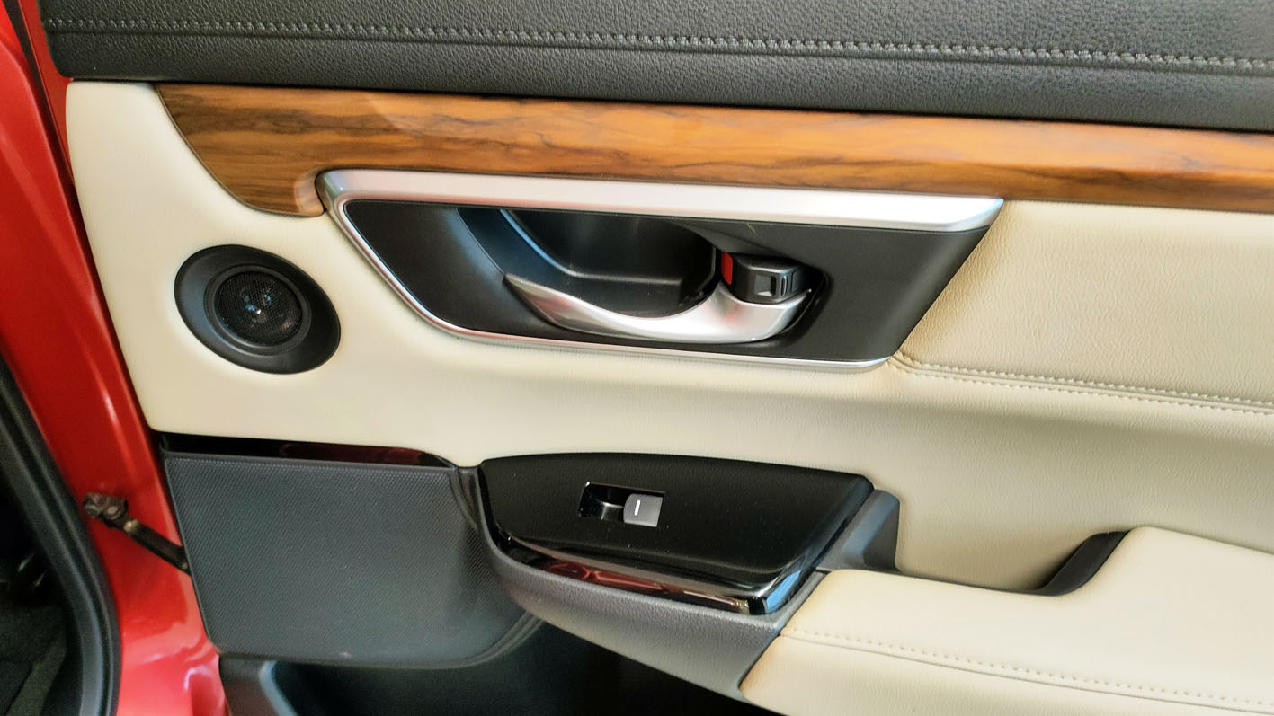 Honda CR-V Hybrid detalle maneta puerta y elevaluna electrico lado acompañante.