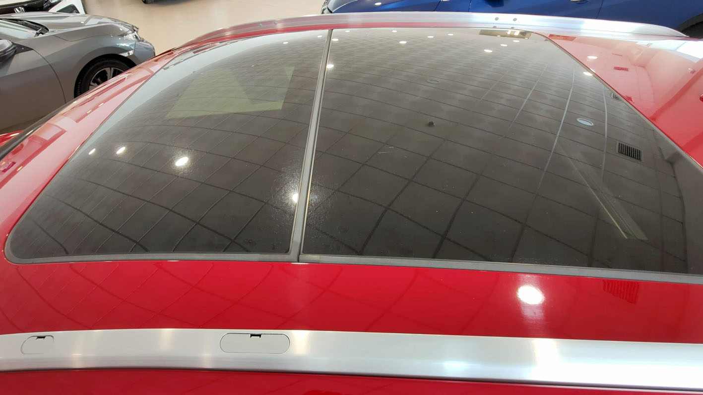 Honda HR-V Executive color rojo detalle techo solar.