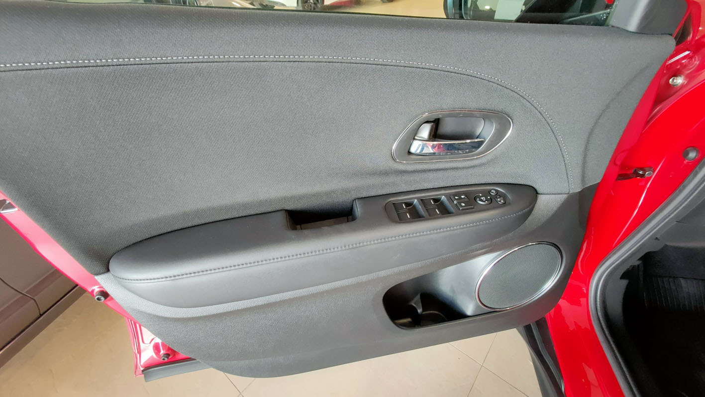 Honda HR-V Executive interior detalle puerta conductor.