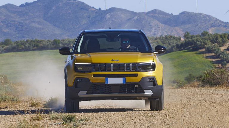 Avenger, el primer SUV totalmente eléctrico de Jeep que incorpora ciertos toques para la aventura, como es el sistema Select-Terrain con seis modos de conducción