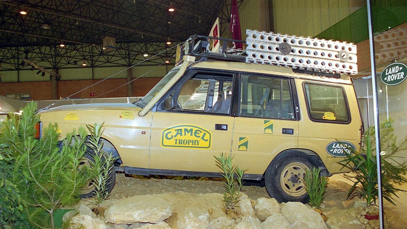 Land Rover Discovery Camel Trophy expuesto en un Salón del Automóvil.