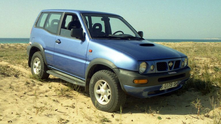 El Nissan Terrano II recibía en 1998 un cambio automático y un motor de gasolina.