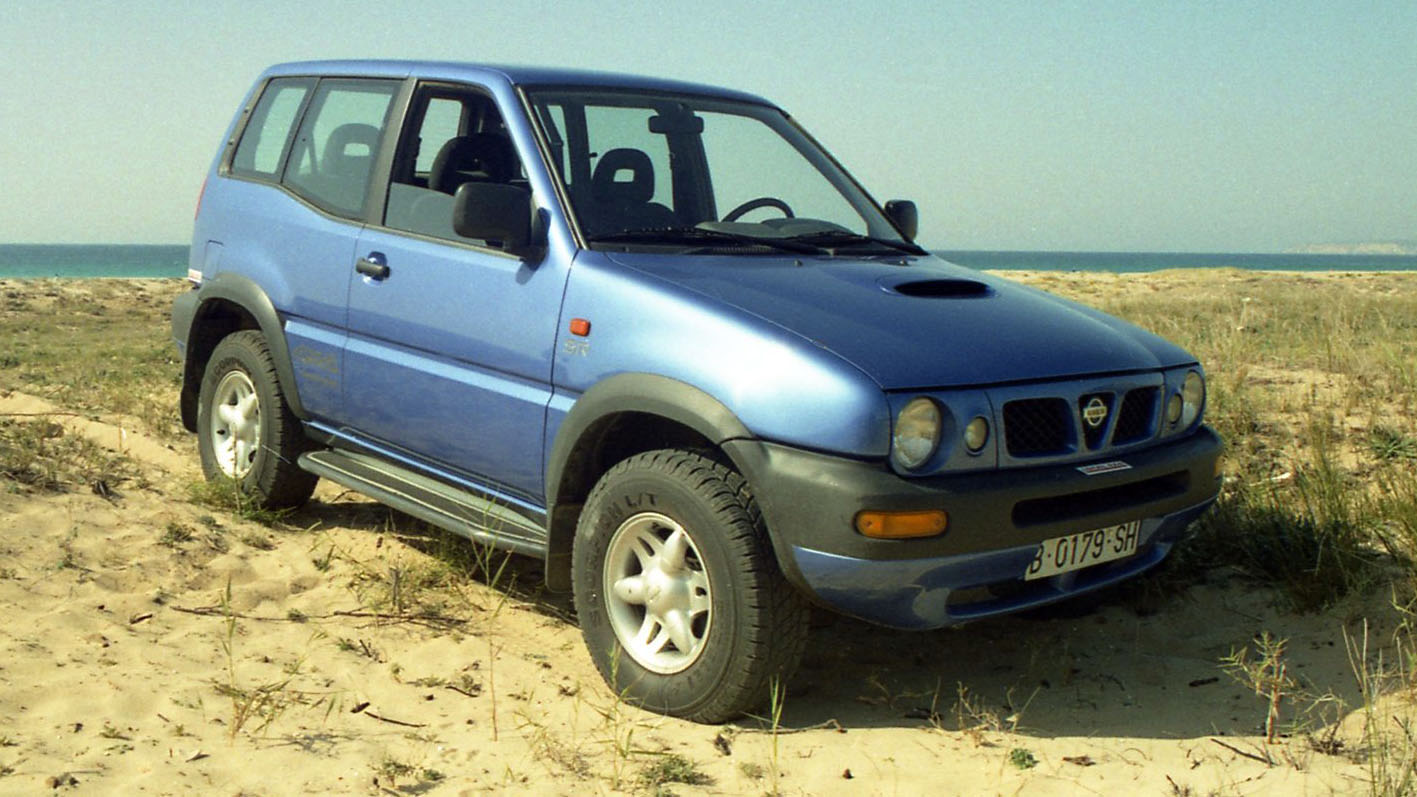 En 1999 el Nissan Terrano II aumentaba su oferta con un cambio automático y la versión «Avenue» con motor de gasolina de 2.4 litros de cilindrada