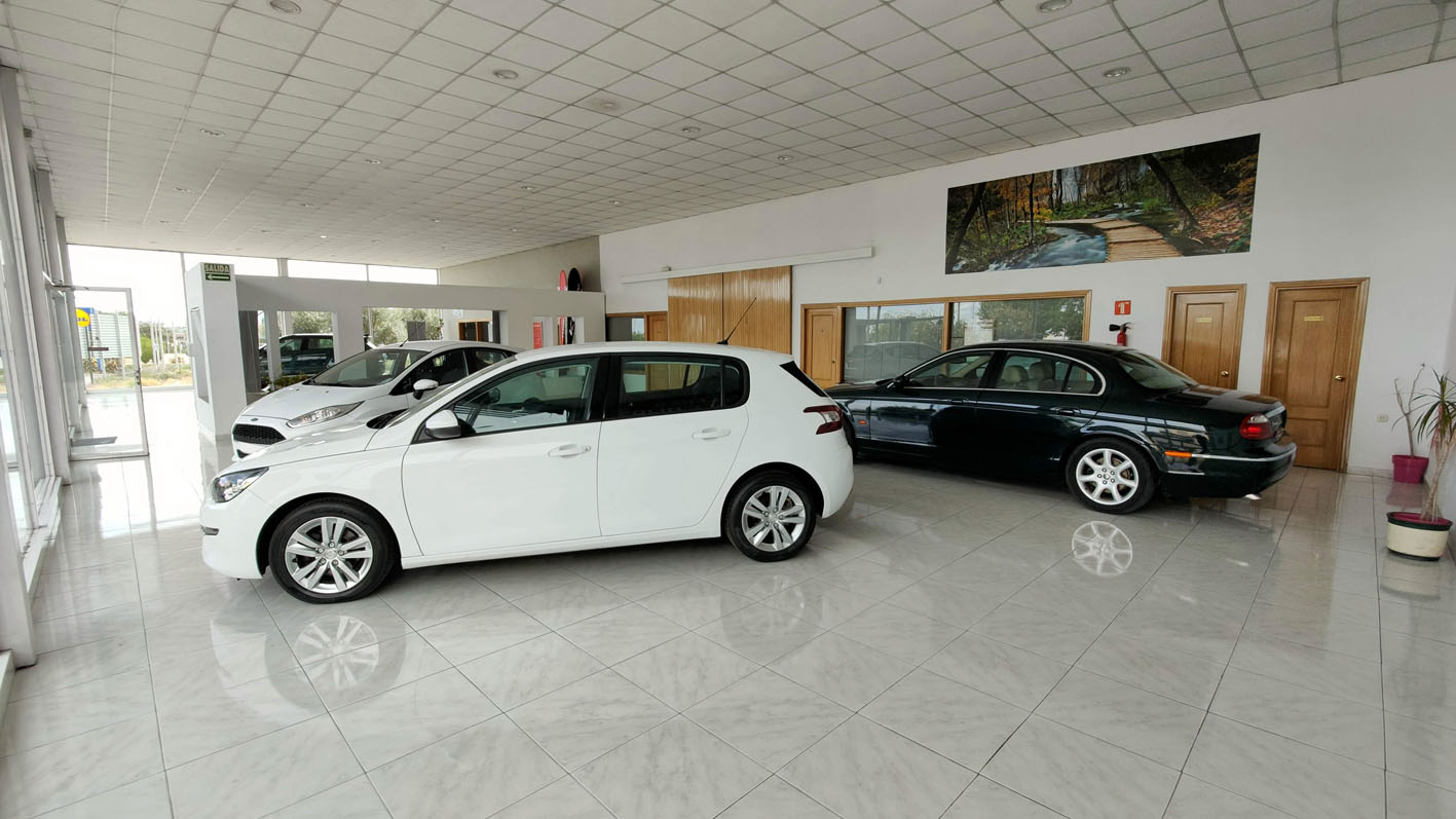 El concesionario cuenta con una zona para la venta de vehículos de ocasión y otra para vehículos nuevos.