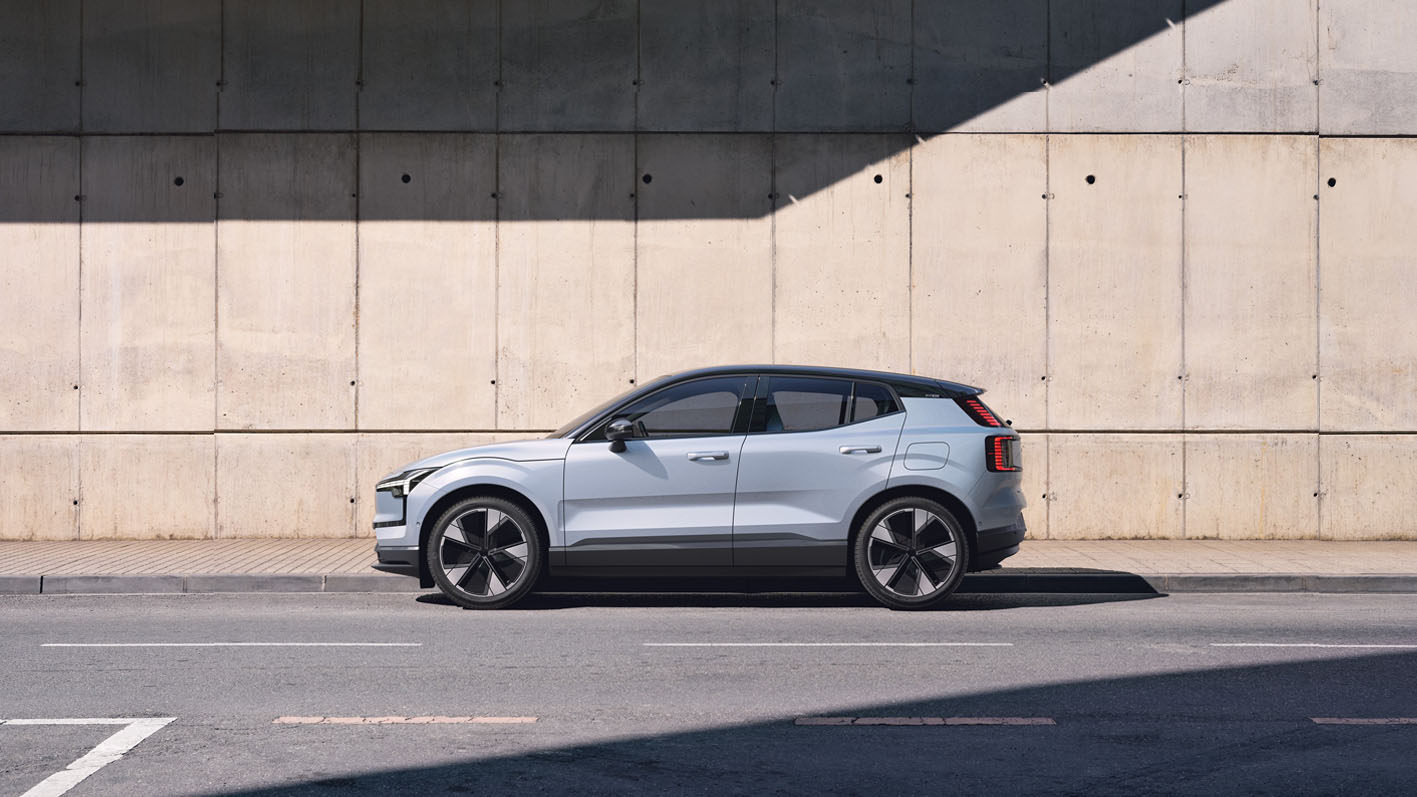 Volvo continúa su apuesta por el segmento SUV y por la electrificación con la comercialización del nuevo EX30 que podrá contar con tracción AWD