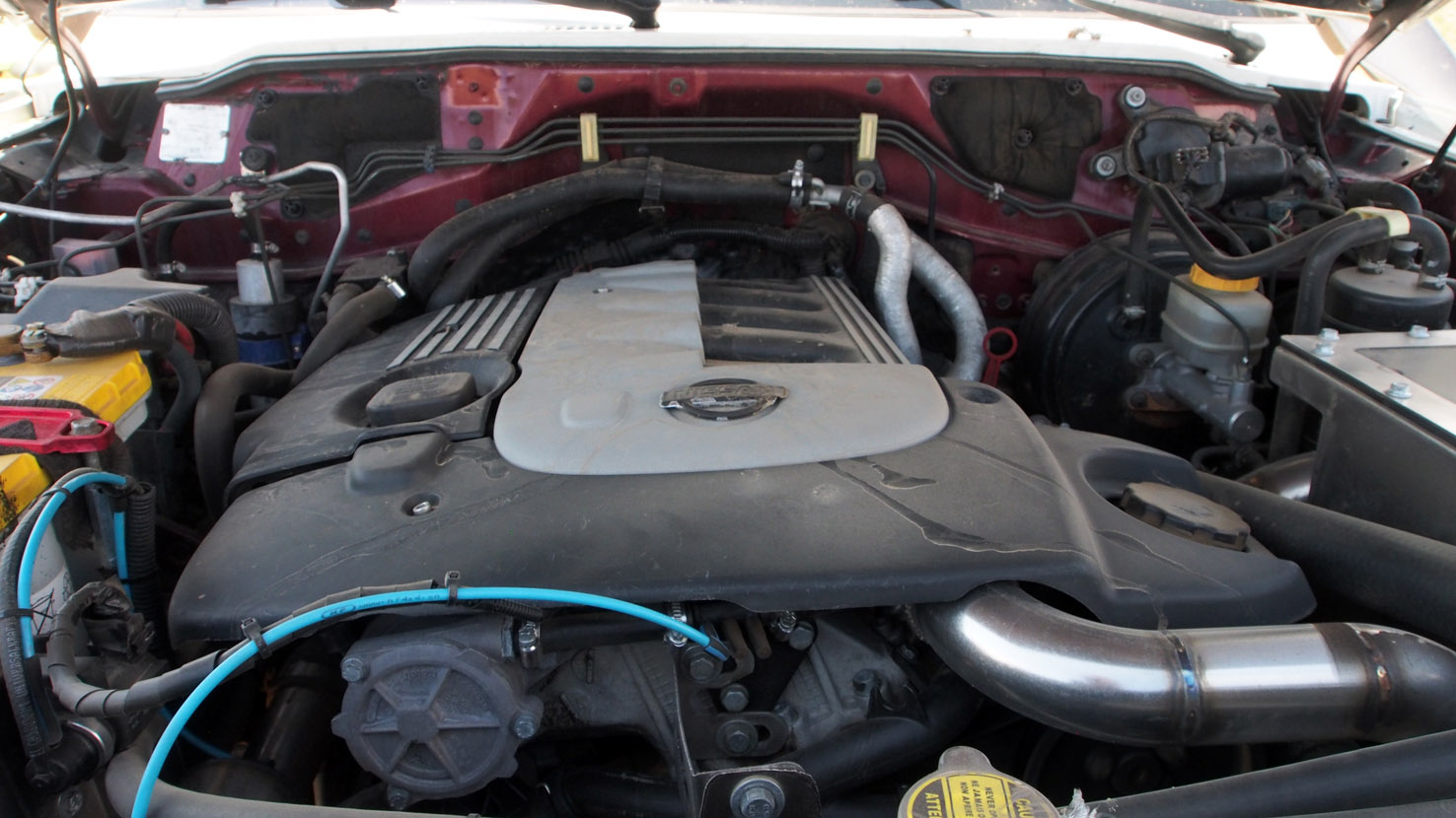El motor original del  Nissan Patrol GR ha dado paso a uno de origen BMW.