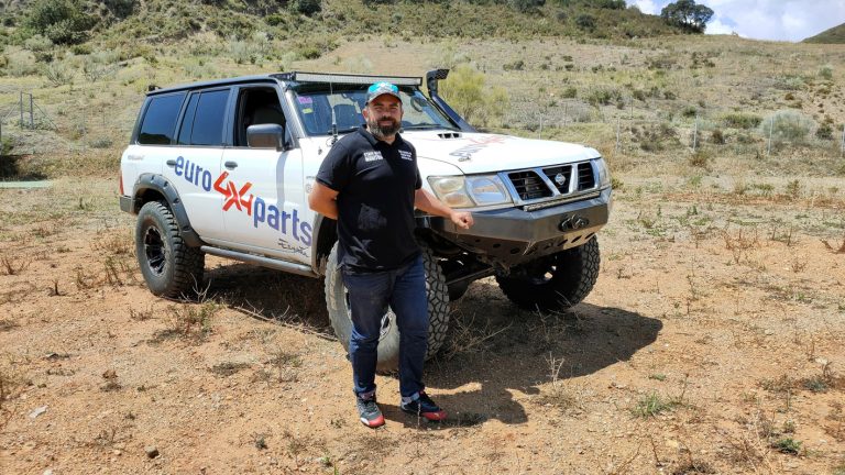 Manuel Campos junto a su Nissan Patrol GRY61.