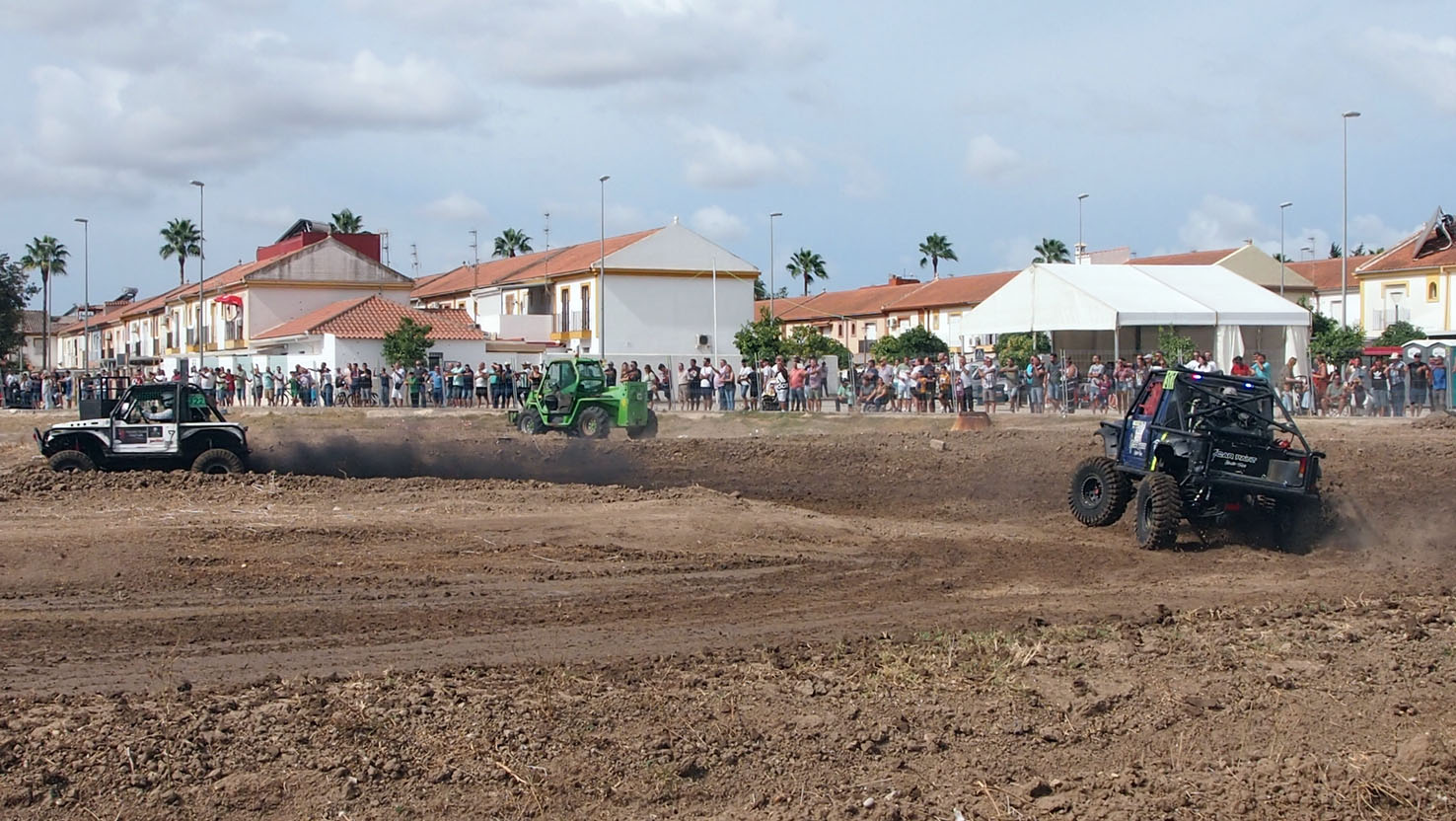 Los equipos del Campeonato Extremo de Andalucía CAEX 4x4 tuvieron la oportunidad de demostrar su potencial en el mismo circuito de los tractores de competición.