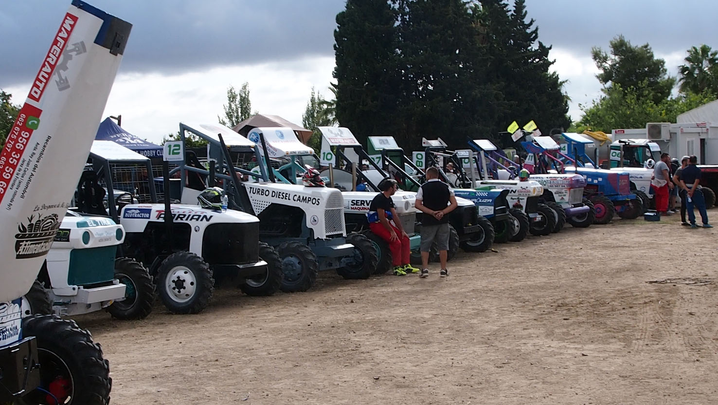 Tractores de competición esperando para entrar en pista.