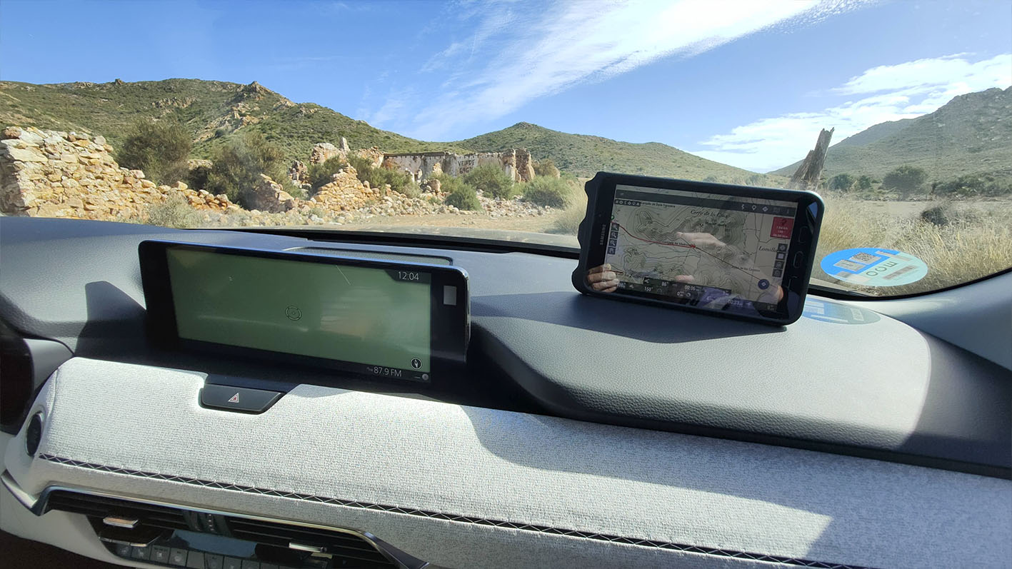 Oruxmaps instalado en una tablet Samsung Active 2 en un Mazda XC60.