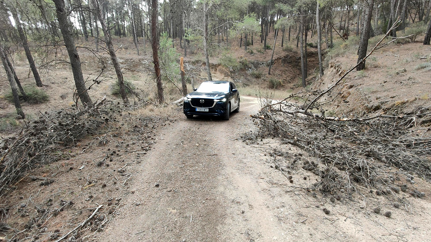 El Mazda CX-60, gracias a su sistema de tracción 4x4, nos permite aventurarnos fuera del asfalto.
