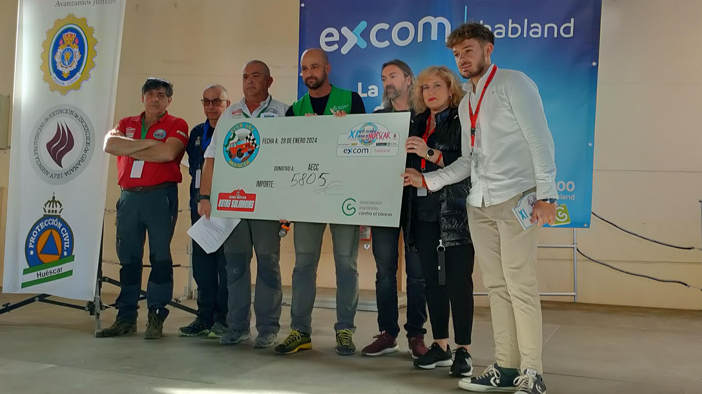 Entrega del donativo a la Asociación Española Contra el Cáncer Ruta Solidaria 4x4 Ciudad de Huéscar.