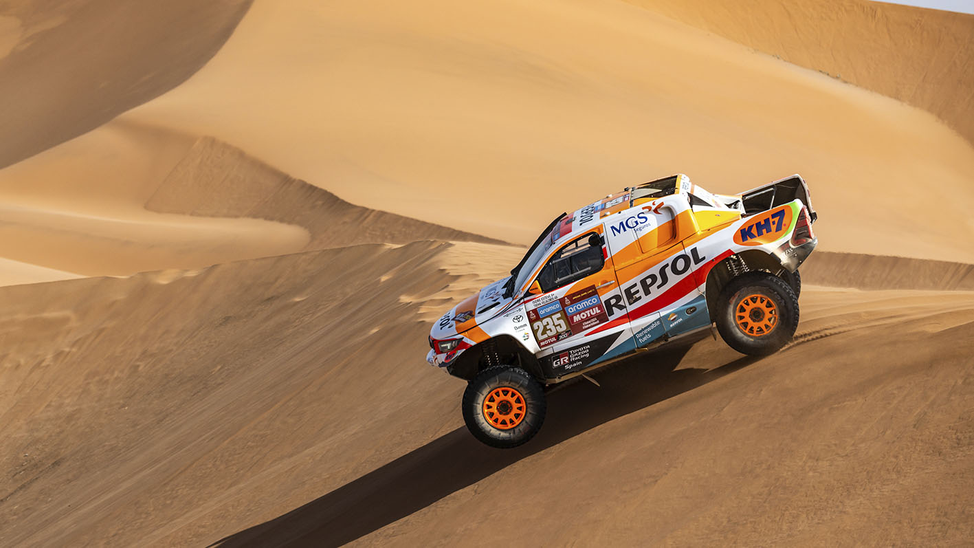 Un pinchazo retrasa a Isidre Esteve y Txema Villalobos, del equipo Repsol Toyota Rally, en la segunda etapa del Rally Dakar 2024