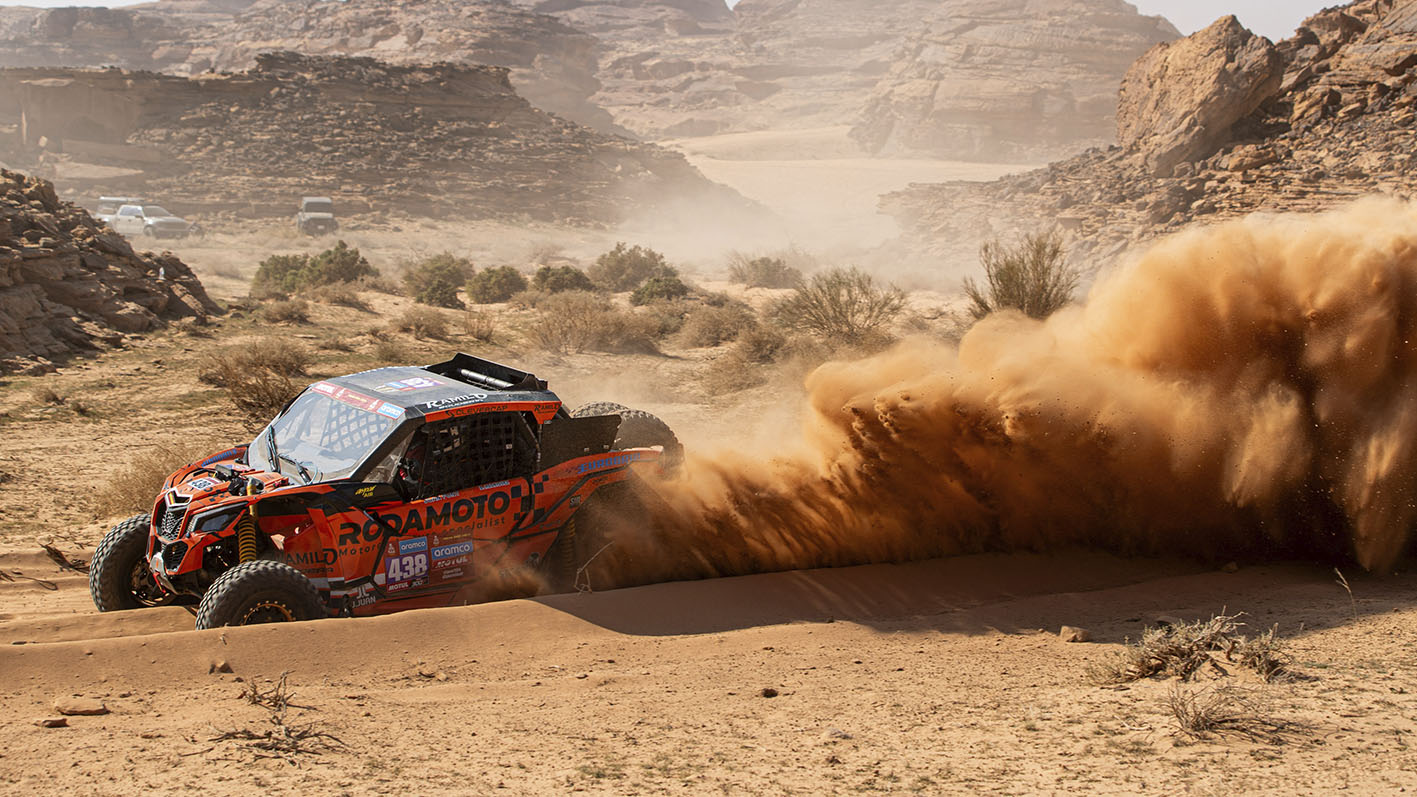 La caída de la noche complica la primera etapa del Rally Dakar 2024 para Joan Font y Borja Rodríguez a los mandos de un Can-Am Maverick X3