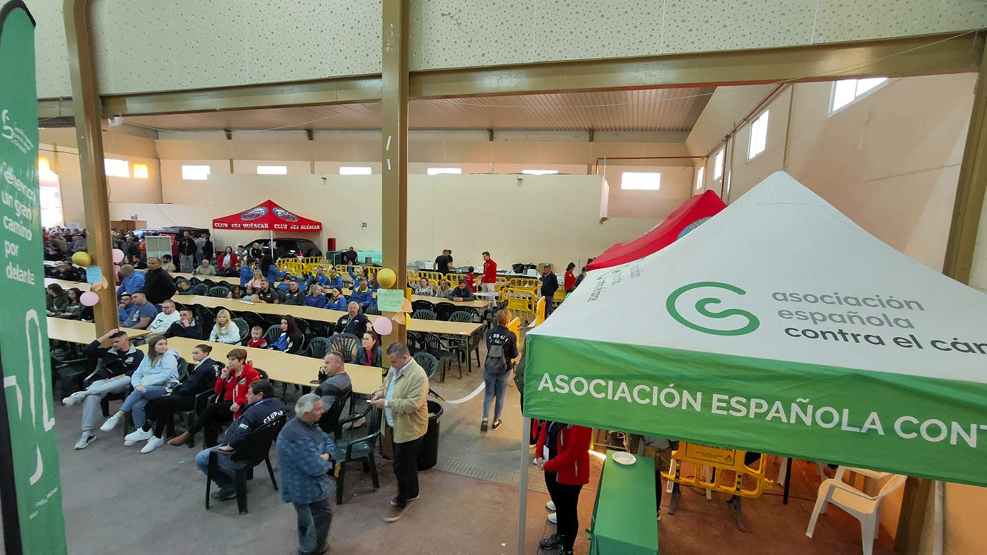 Carpa de la Asociación Española Contra el Cáncer en la Ruta Solidaria 4x4 Ciudad de Huéscar 2024.