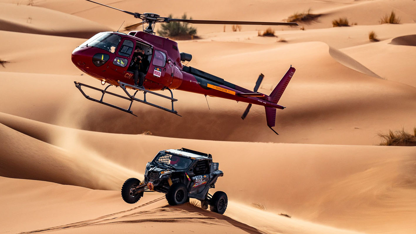 Equipo Patriot Racing Team con helicóptero de organización Carta Rallye.